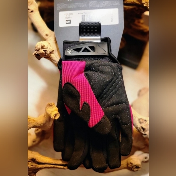 MOTORCYCLE GLOVES & HARLEY DAVIDSON REPLICA SCALE MODEL. (GREAT DEAL). - Picture 3 of 5